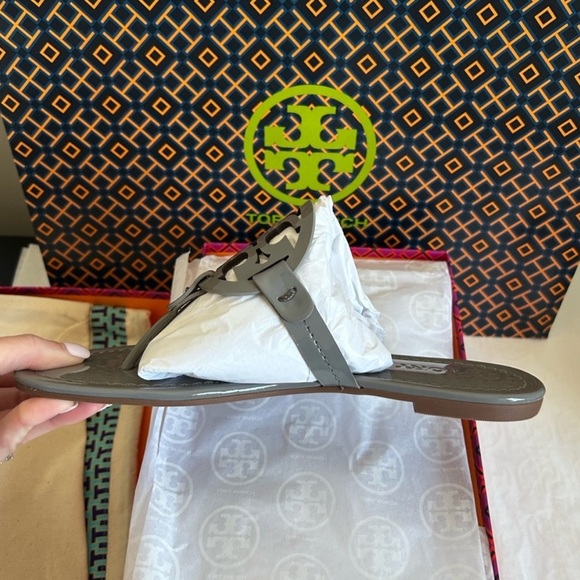 Tory Burch Miller Patent Leather Sandal Size 7 Malta Gray - Picture 5 of 12